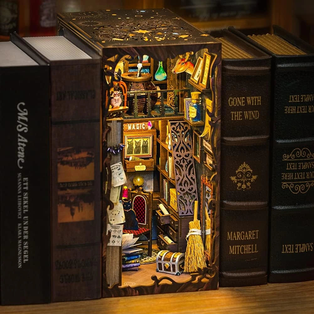 Magic Pharmacist - Book Nook Kit - CuteBee
