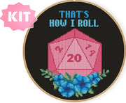 That’s How I Roll Korsstygnskit – Rosa D20 & Kritisk Träff för RPG-fans