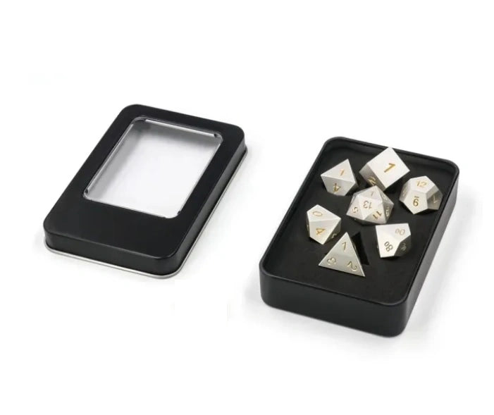A Role Playing Dice Set Metallic - Matt silver med gula siffror