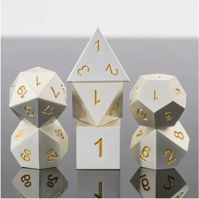 A Role Playing Dice Set Metallic - Matt silver med gula siffror