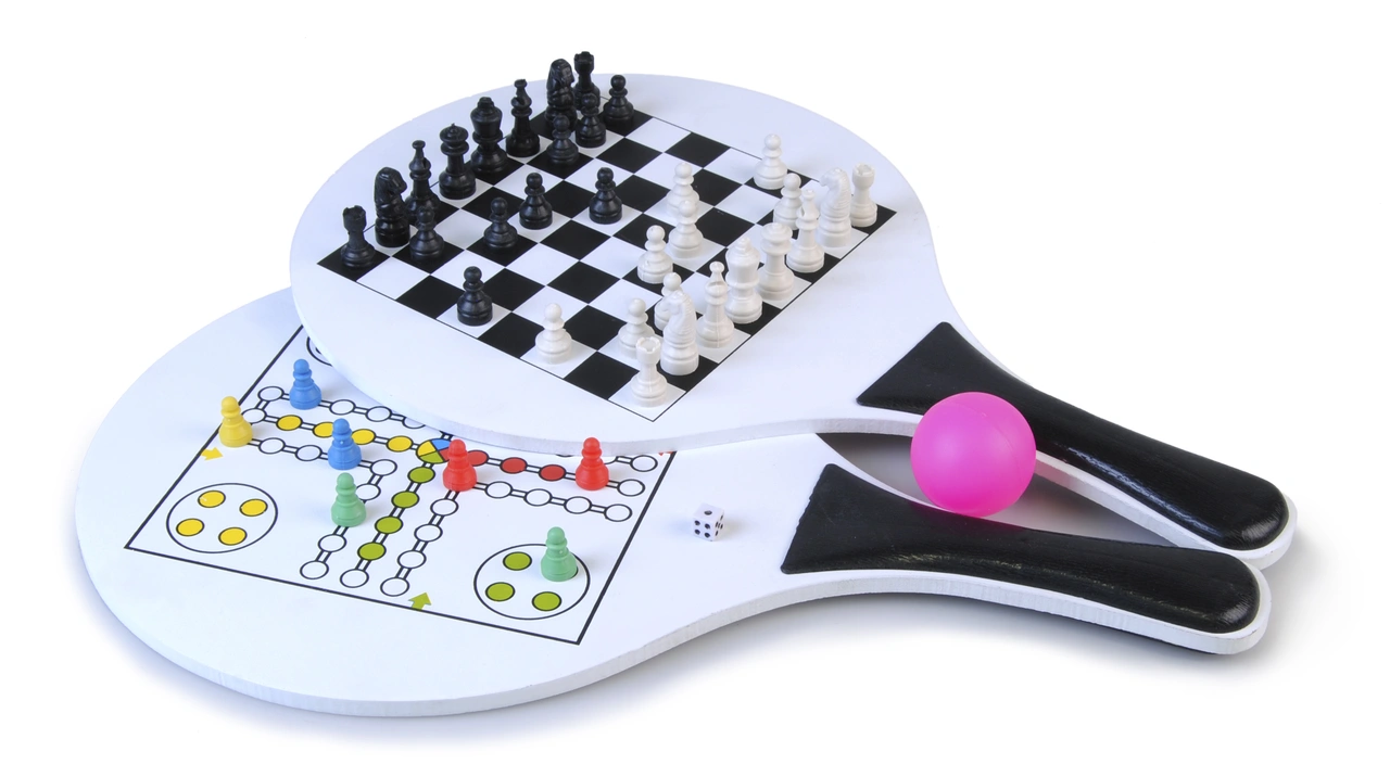 Strandtennisset i trä med spelplan för Fia och Schack
